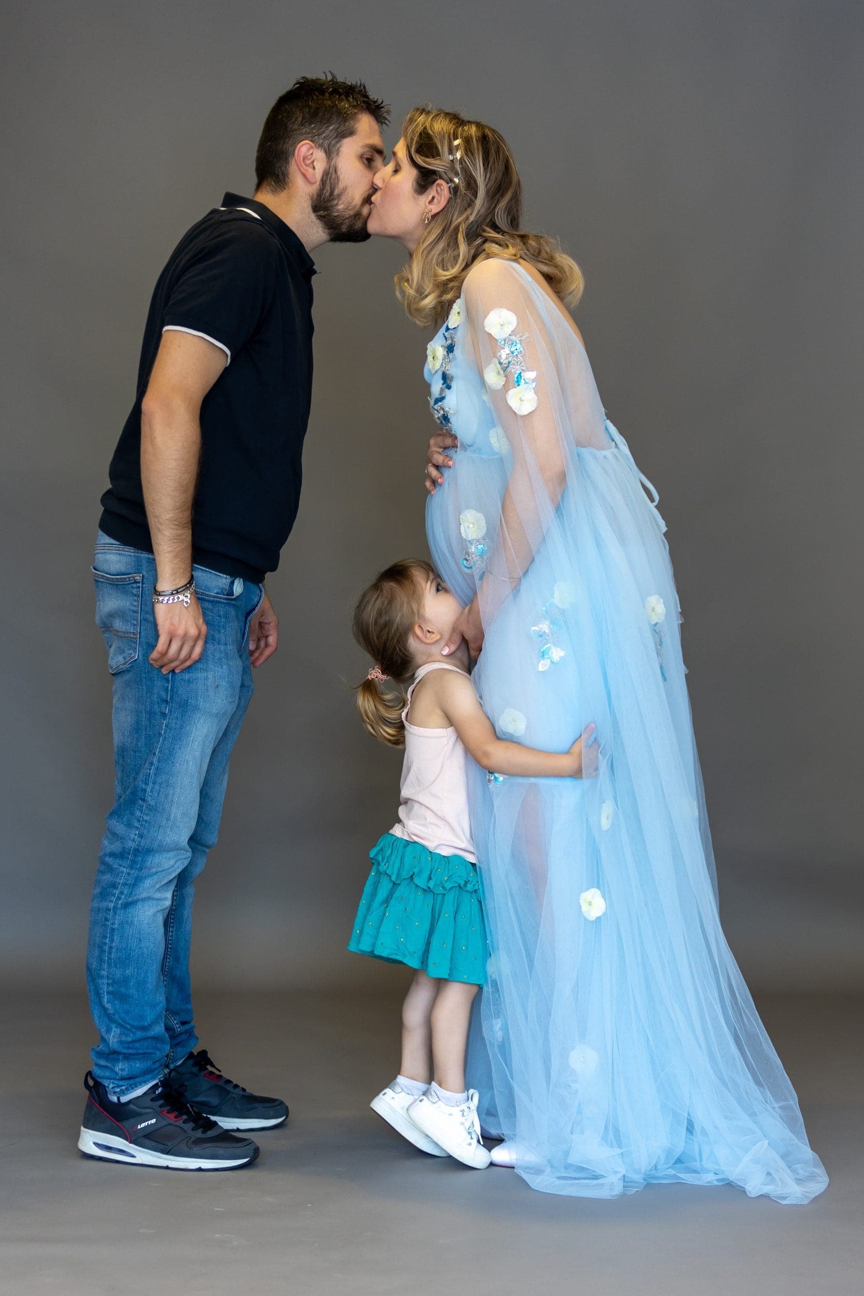 Famille souriante en pleine nature