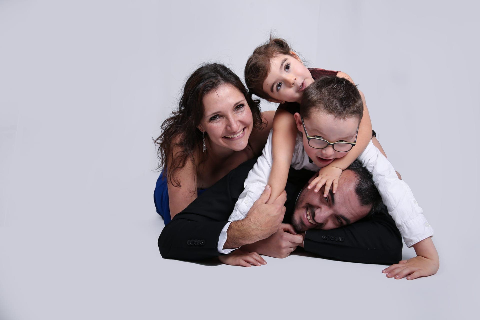 Famille rieuse dans un cadre champêtre