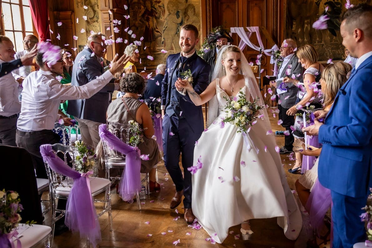 Couple de mariés s'enlaçant lors d'un reportage de mariage