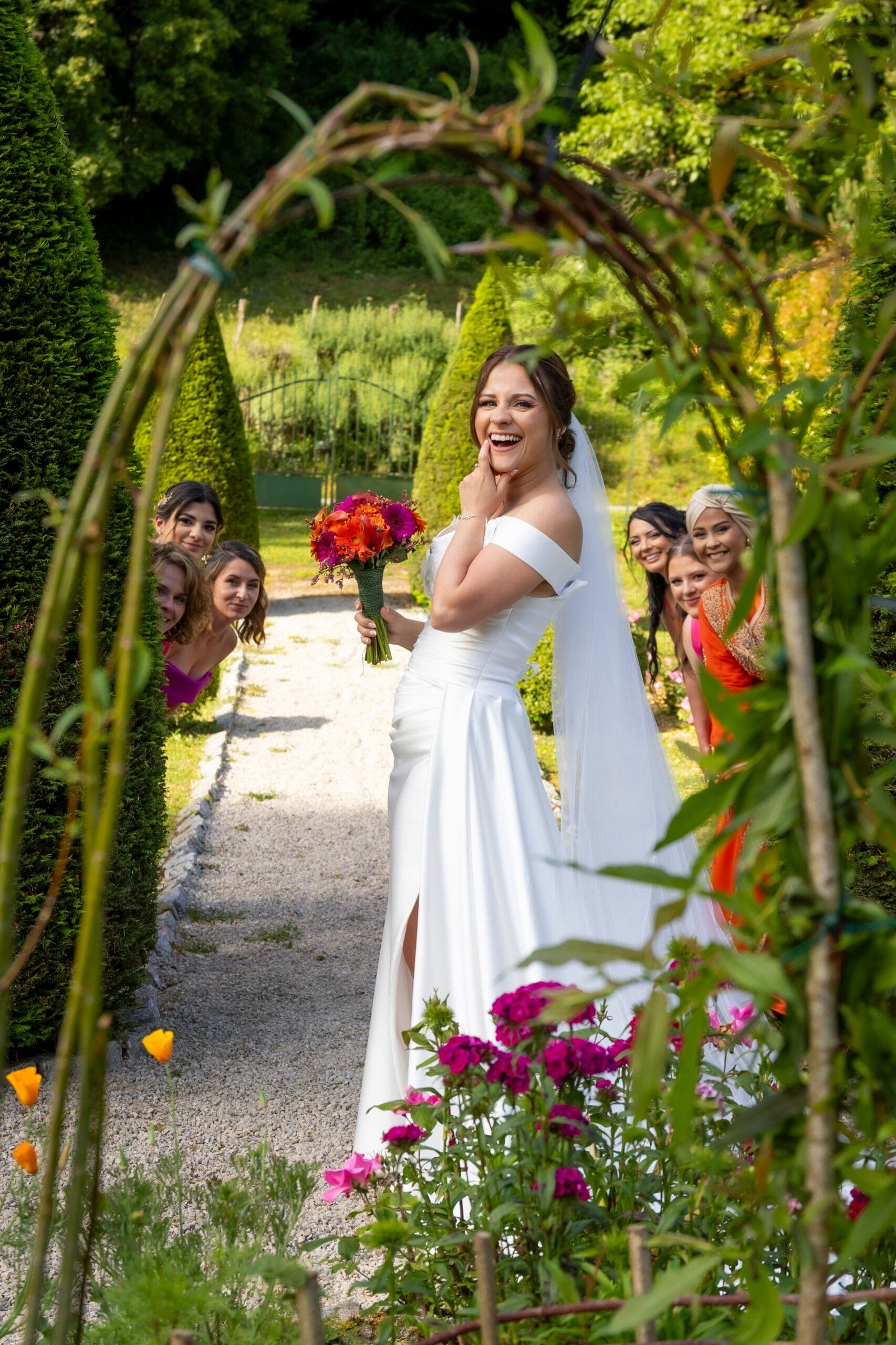 Mariés enlacés lors de leur séance couple