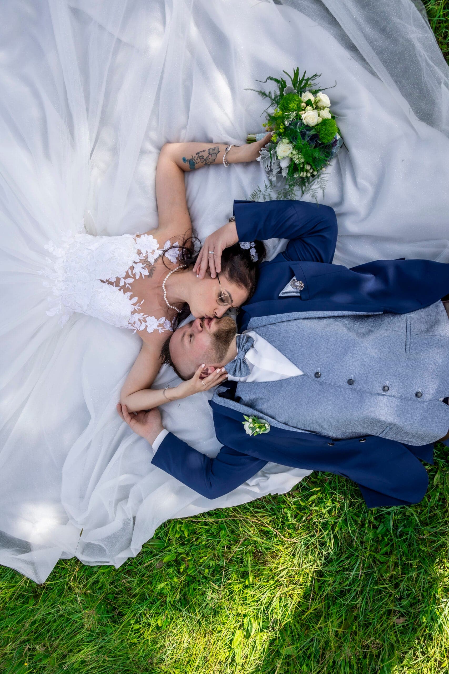 Couple de mariés enlacés, reportage de mariage par Jean Gourlaouen
