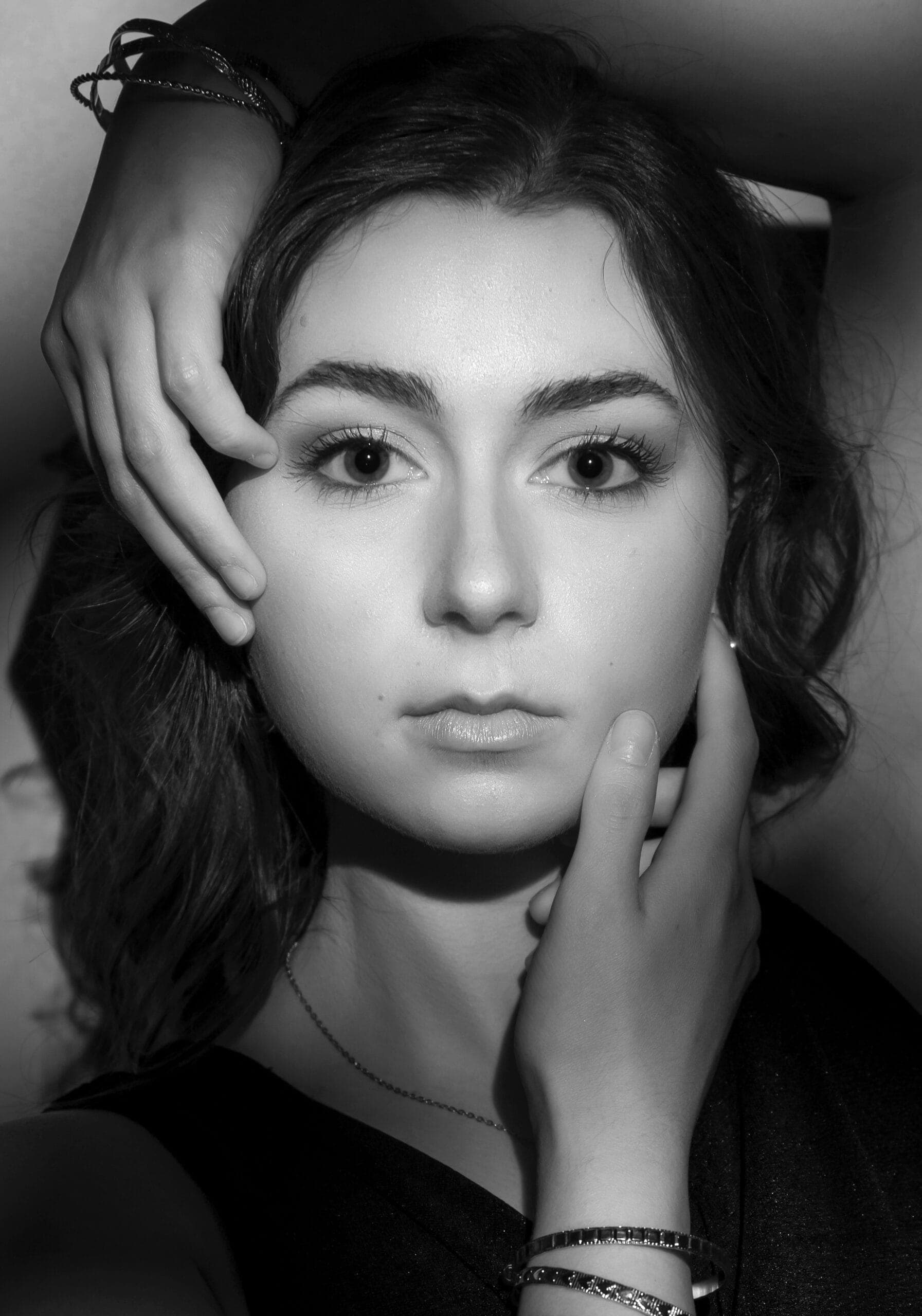 Portrait en noir et blanc en studio