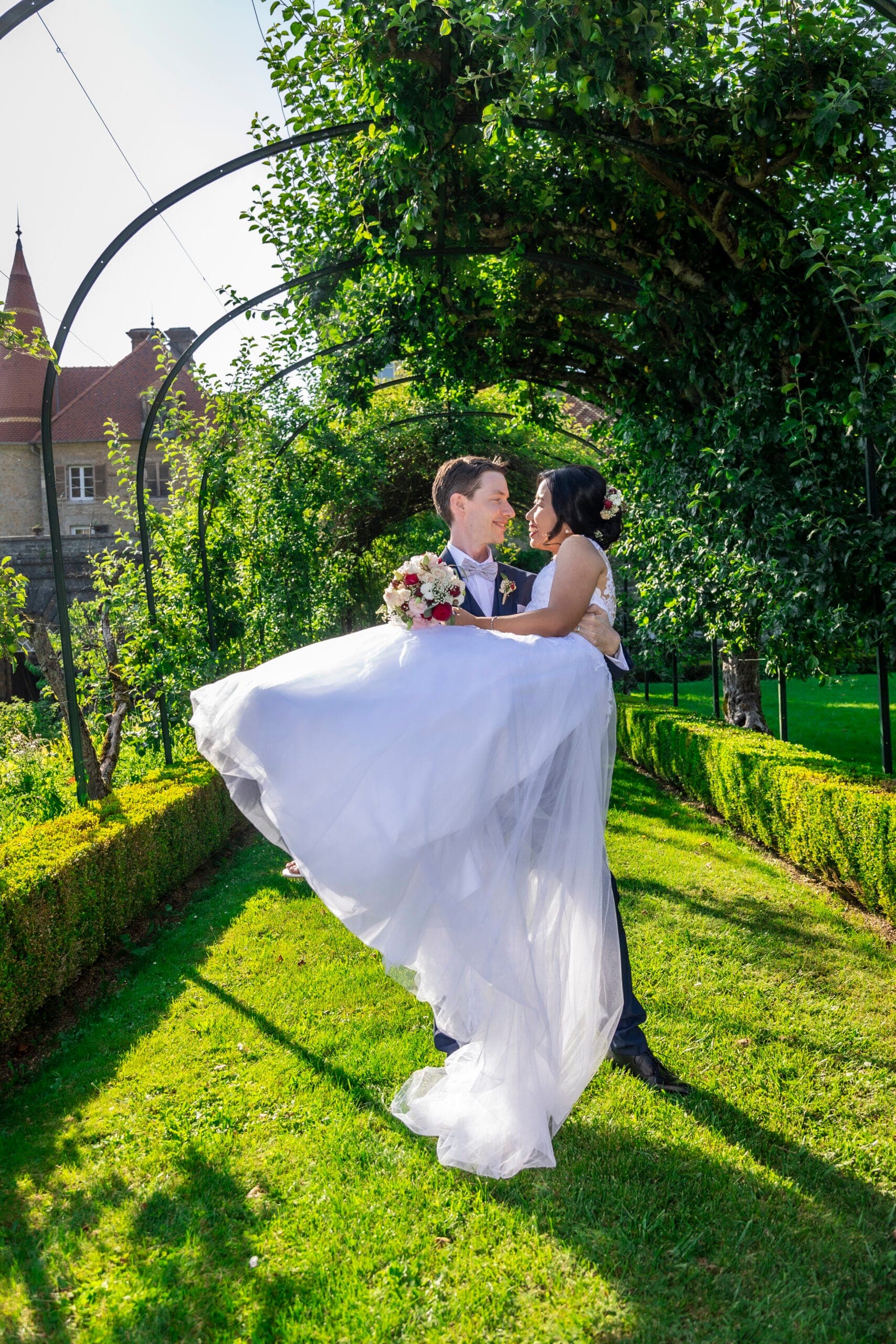 Couple de mariés enlacés lors d'un reportage de mariage à Valentigney